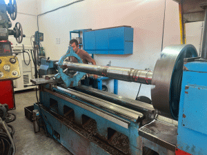 Pre-mecanizado de eje de prensa para soldar.