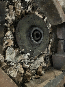 Recuperación de carcasas de hierro fundido, soldadura en horno y cosido mecánico.